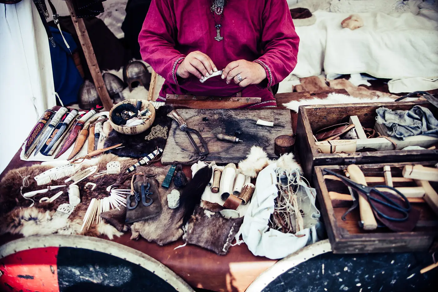 Établi d'artisan avec outils et peaux