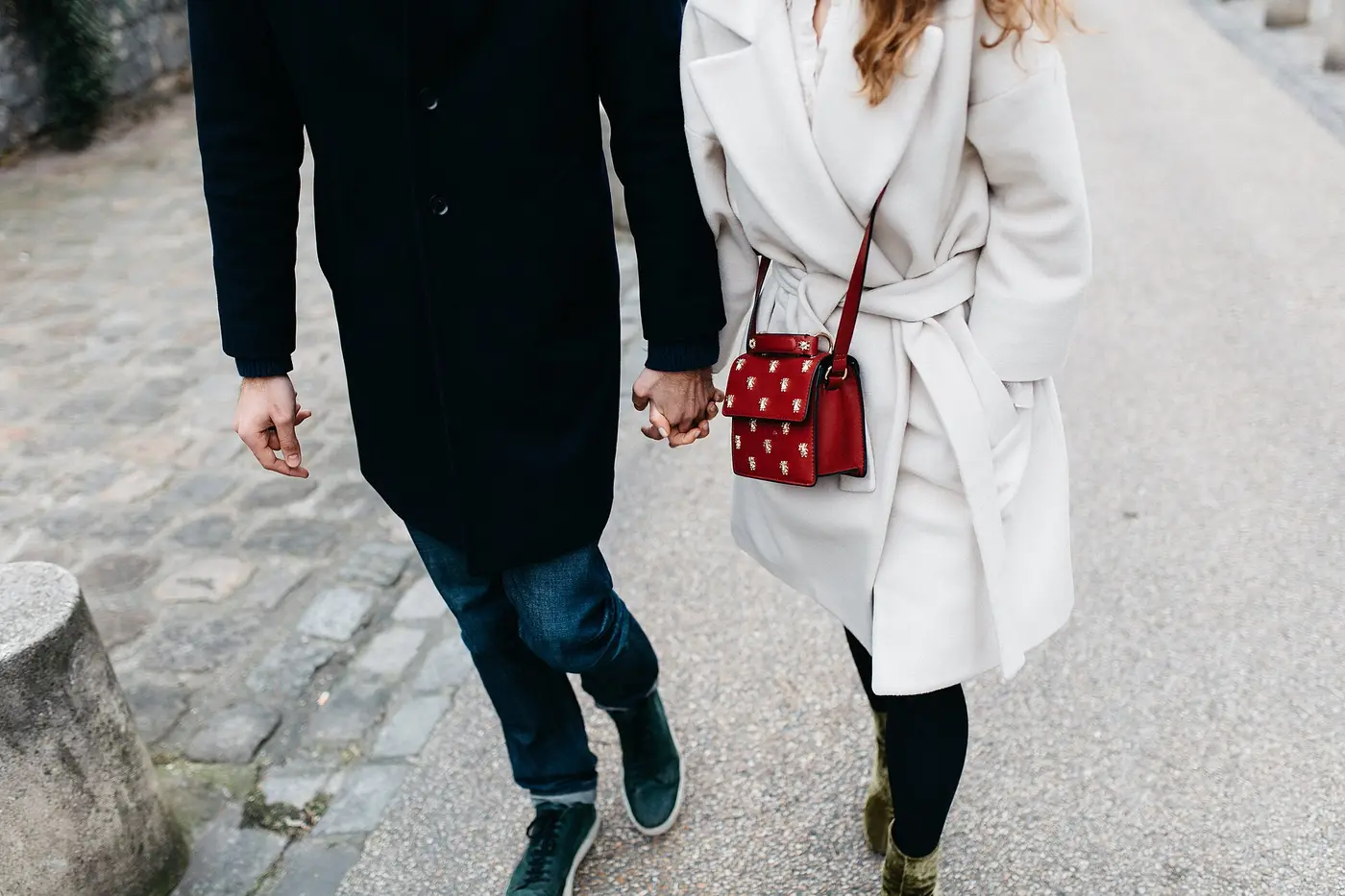 Couple en ville, petit sac rouge à l'épaule